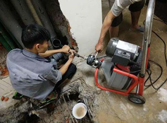 Th&ocirc;ng cống nghẹt huyện B&igrave;nh Ch&aacute;nh thi c&ocirc;ng kh&ocirc;ng đục ph&aacute; c&ocirc;ng tr&igrave;nh