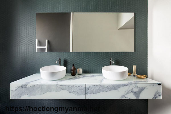 vệ sinh nh&agrave; cửa với bồn rửa mặt