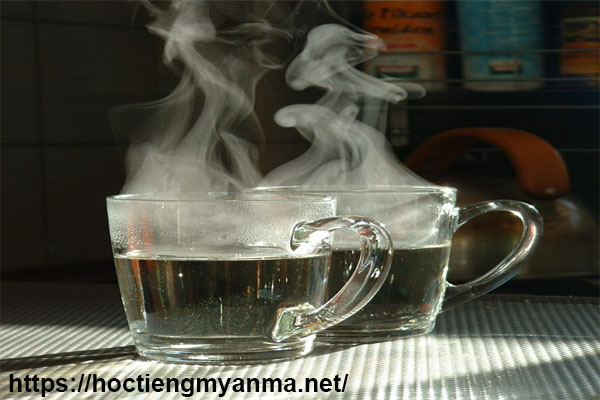 D&ugrave;ng nước ấm để vệ sinh s&agrave;n nh&agrave;