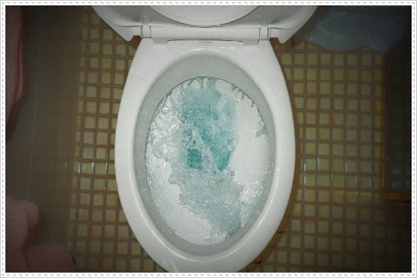 Làm thế nào đề thông tắc bồn cầu bằng muối