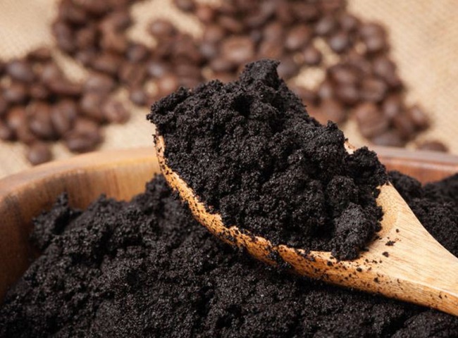 Sửu dụng b&atilde; c&agrave; ph&ecirc; để khử m&ugrave;i tủ lạnh