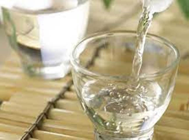 Khử m&ugrave;i h&ocirc;i tủ lạnh đơn giản bằng rượu