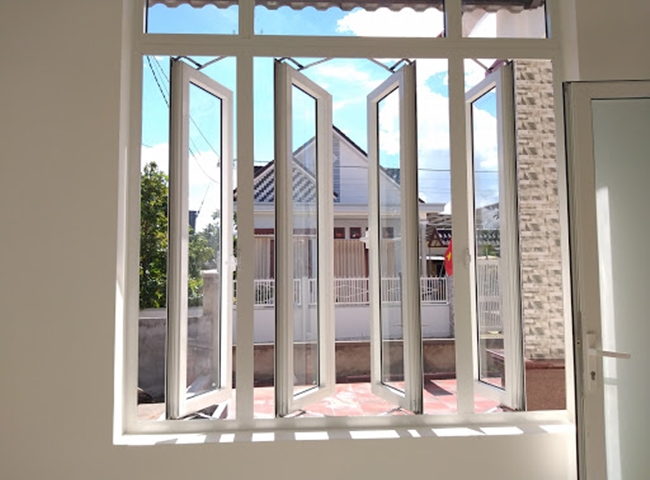khử m&ugrave;i h&ocirc;i nh&agrave; cửa bằng c&aacute;ch mở cửa