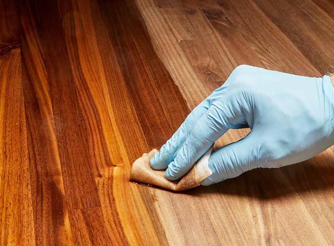C&aacute;ch tẩy vết keo 502 d&iacute;nh tr&ecirc;n s&agrave;n gỗ hiệu quả