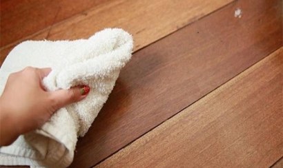 Cách tẩy vết keo 502 dính trên sàn gỗ hiệu quả
