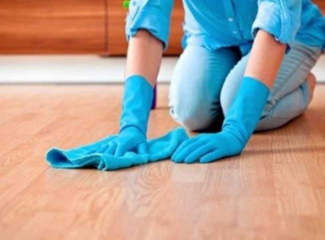 Vệ sinh sàn gỗ thường xuyên