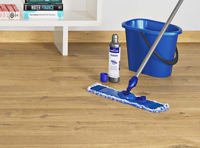 Vệ sinh sàn gỗ bằng những dụng cụ đơn giản