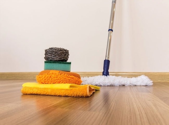 C&aacute;ch vệ sinh s&agrave;n gỗ nhanh ch&oacute;ng