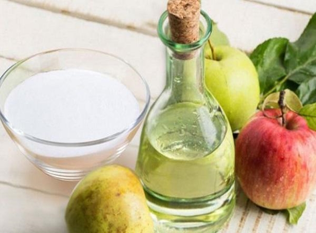 L&agrave;m sạch tường nh&agrave; bếp bằng dung dịch