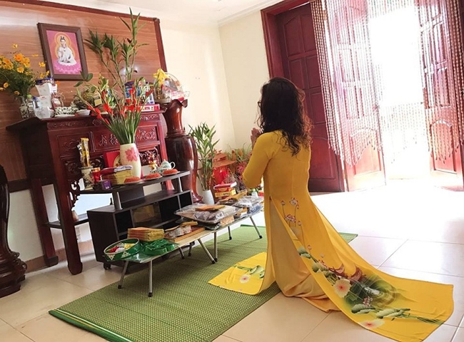 Lau dọn b&agrave;n thờ trang trọng