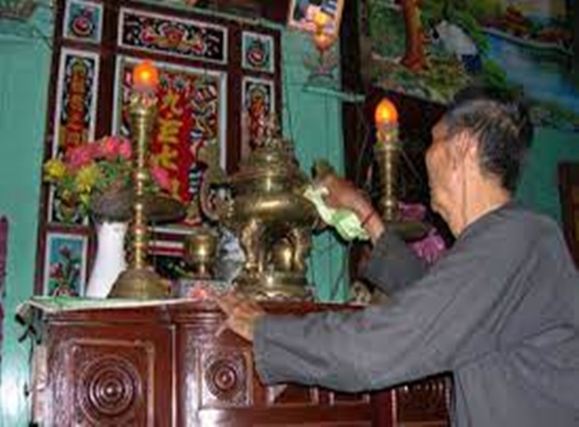 Lau dọn b&agrave;n thờ đ&uacute;ng chuẩn