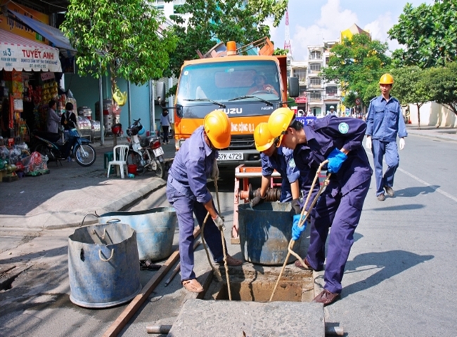 nạo v&eacute;t cống quận Ph&uacute; Nhuận bằng kỹ thuật hiện đại