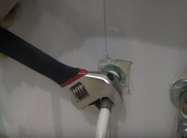 C&aacute;ch vệ sinh v&ograve;i nước bị rỉ hiệu quả