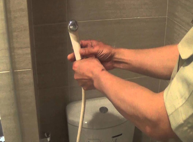 Một số mẹo về c&aacute;ch vệ sinh v&ograve;i nước bị rỉ