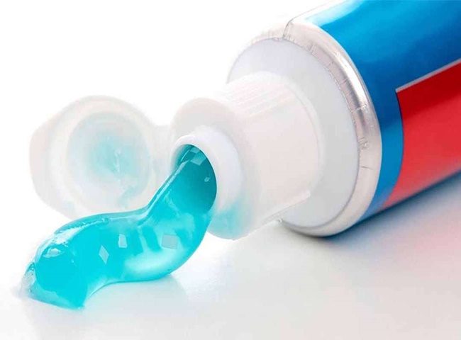 Cách tẩy rửa vòi nước và kem đánh răng