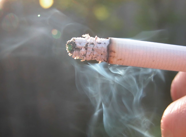 Nguy&ecirc;n nh&acirc;n ph&ograve;ng ngủ bị h&ocirc;i l&agrave; do kh&oacute;i thuốc l&aacute;