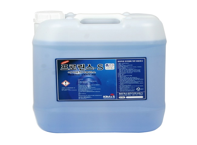 C&aacute;ch vệ sinh dầu mỡ nh&agrave; bếp bằng chất tẩy rửa chuy&ecirc;n dụng