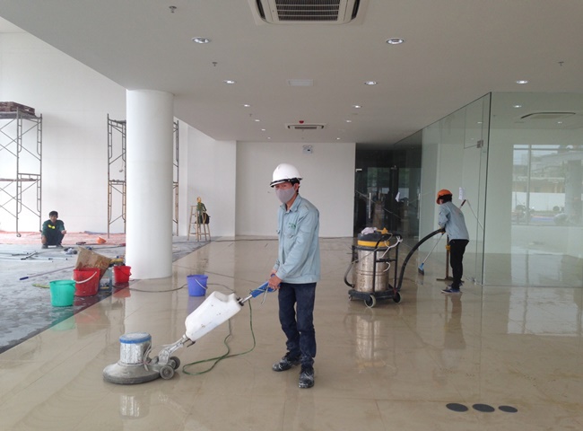 Vệ sinh nh&agrave; cửa sau x&acirc;y dựng nhanh ch&oacute;ng