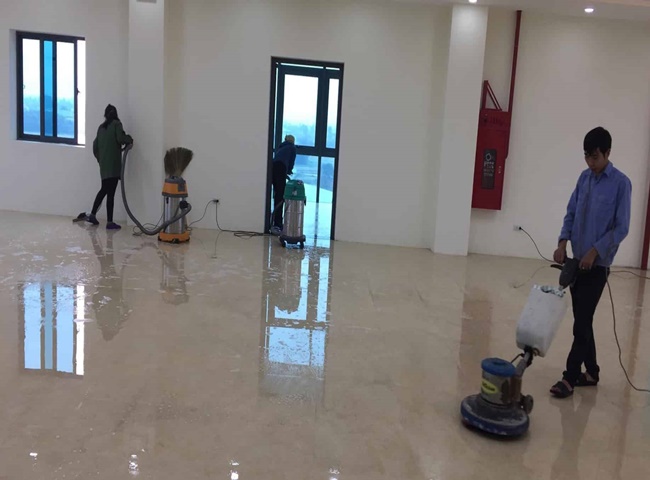 Vệ sinh nh&agrave; cửa sau x&acirc;y dựng với m&aacute;y m&oacute;c hiện đại