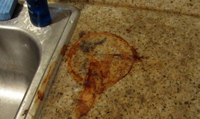 Cách làm sạch mặt đá bếp hiệu quả, cực kỳ nhanh chóng