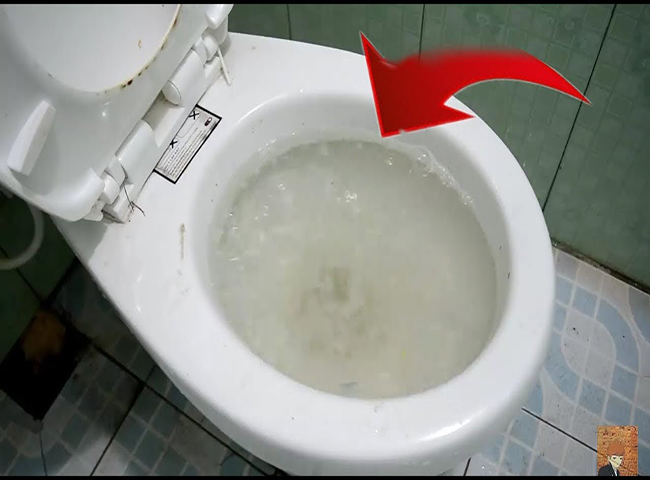 mẹo chữa nh&agrave; vệ sinh bị tắc