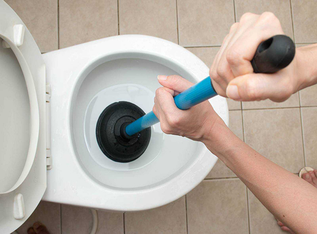 dấu hiệu cho biết nh&agrave; vệ sinh bị tắc