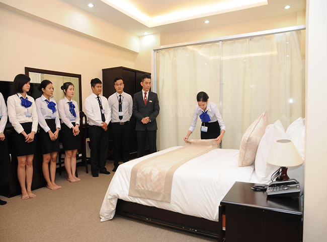 quy tr&igrave;nh vệ sinh ph&ograve;ng kh&aacute;ch đang lưu tr&uacute;