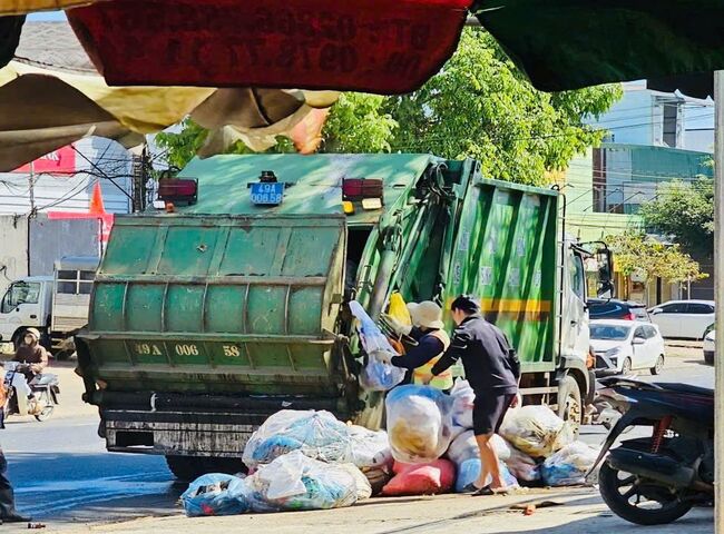 Dịch vụ thu gom r&aacute;c thải sinh hoạt xử l&yacute; nhiều loại r&aacute;c thải
