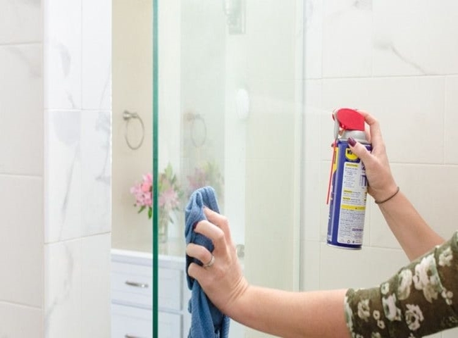 vệ sinh v&aacute;ch k&iacute;nh bằng 5 c&aacute;ch si&ecirc;u hiệu quả
