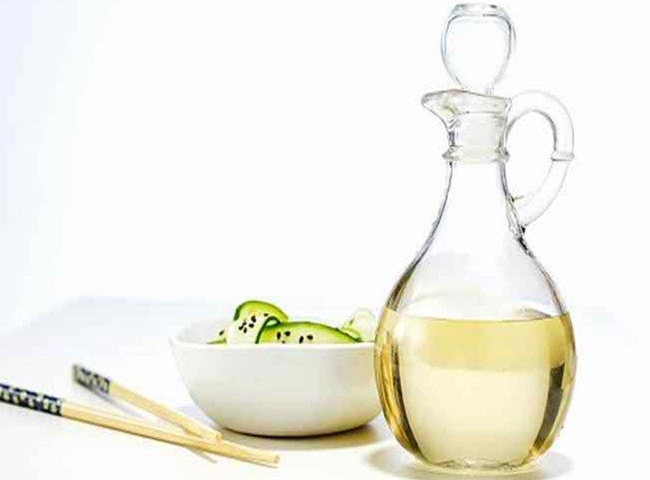 vệ sinh v&aacute;ch k&iacute;nh nh&agrave; tắm bằng giấm ăn