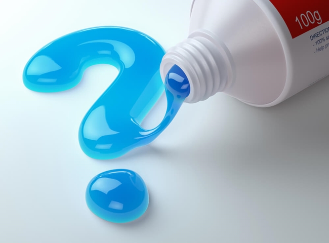 vệ sinh v&aacute;ch k&iacute;nh nh&agrave; tắm hiệu quả bằng kem đ&aacute;nh răng