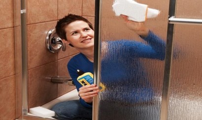 Bật mí cách vệ sinh vách kính nhà tắm cực hay cực hiệu quả