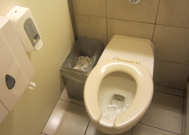 loi-giai-cho-cau-hoi-bon-cau-doi-nuoc-khong-troi-phai-lam-sao