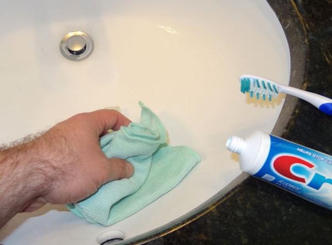 cách làm sạch thiết bị nhà tắm