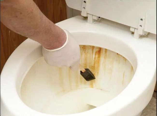 l&agrave;m sạch limescale bồn cầu